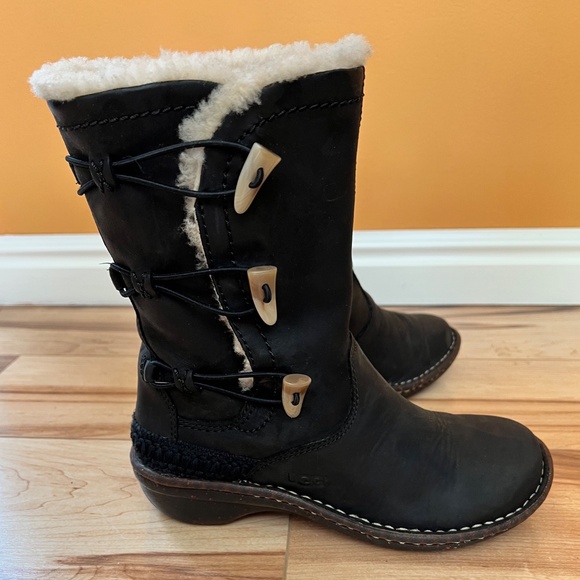 UGG Mid-Calf Dark Gray/Black Leather Sheepskin Kona Boots - Picture 2 of 5